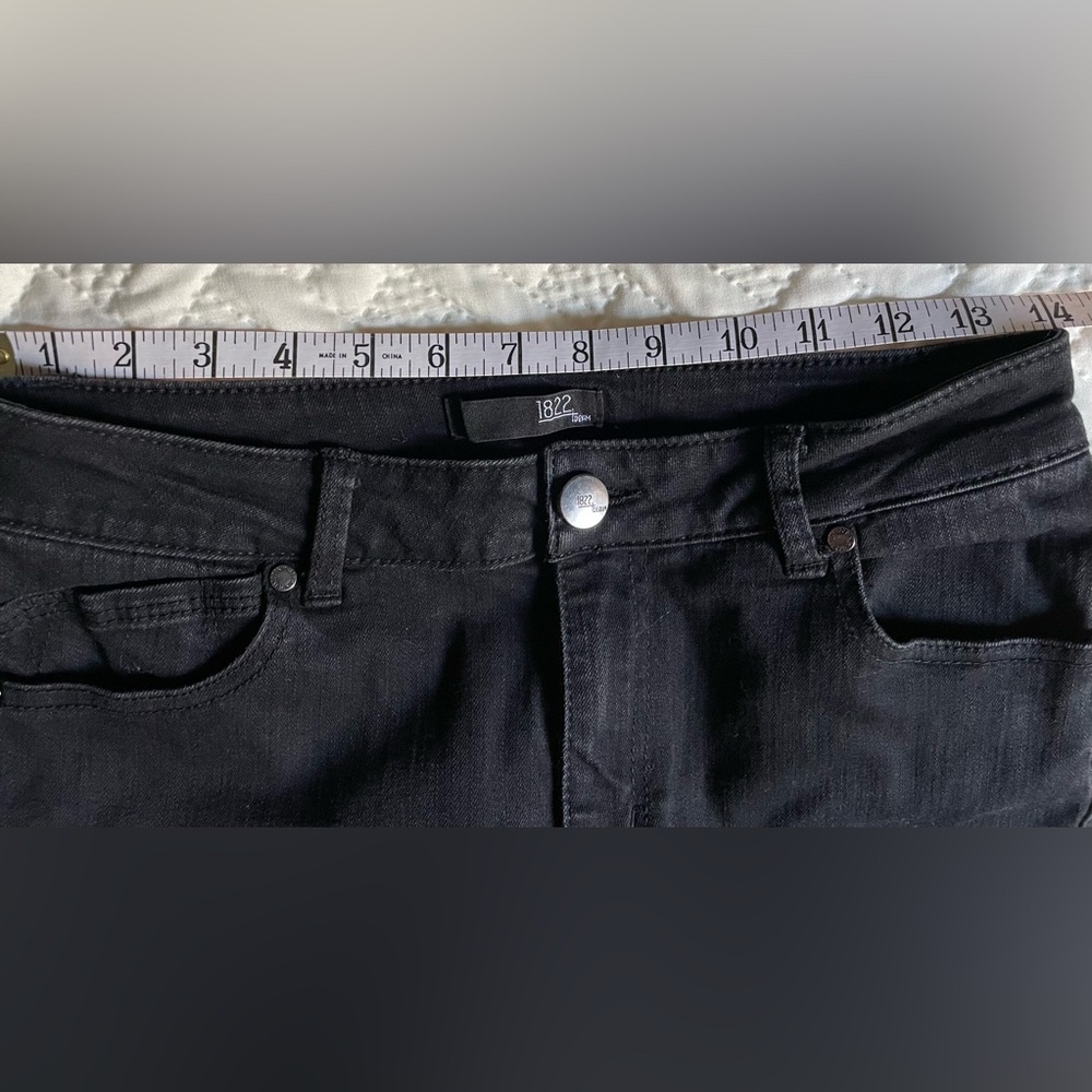 1822Denim Capri Fringe Flared Hem 
Size 8/29 Black-darker than Photo
Stretch
GUC
